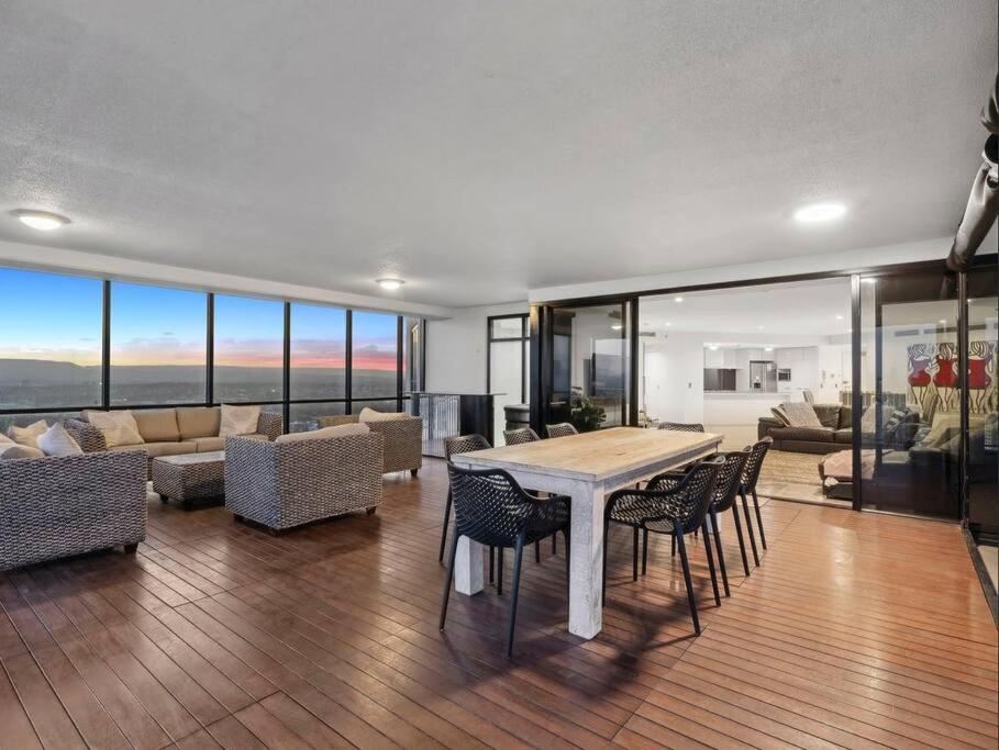 Sub-penthouse Dream In Circle On Cavill *